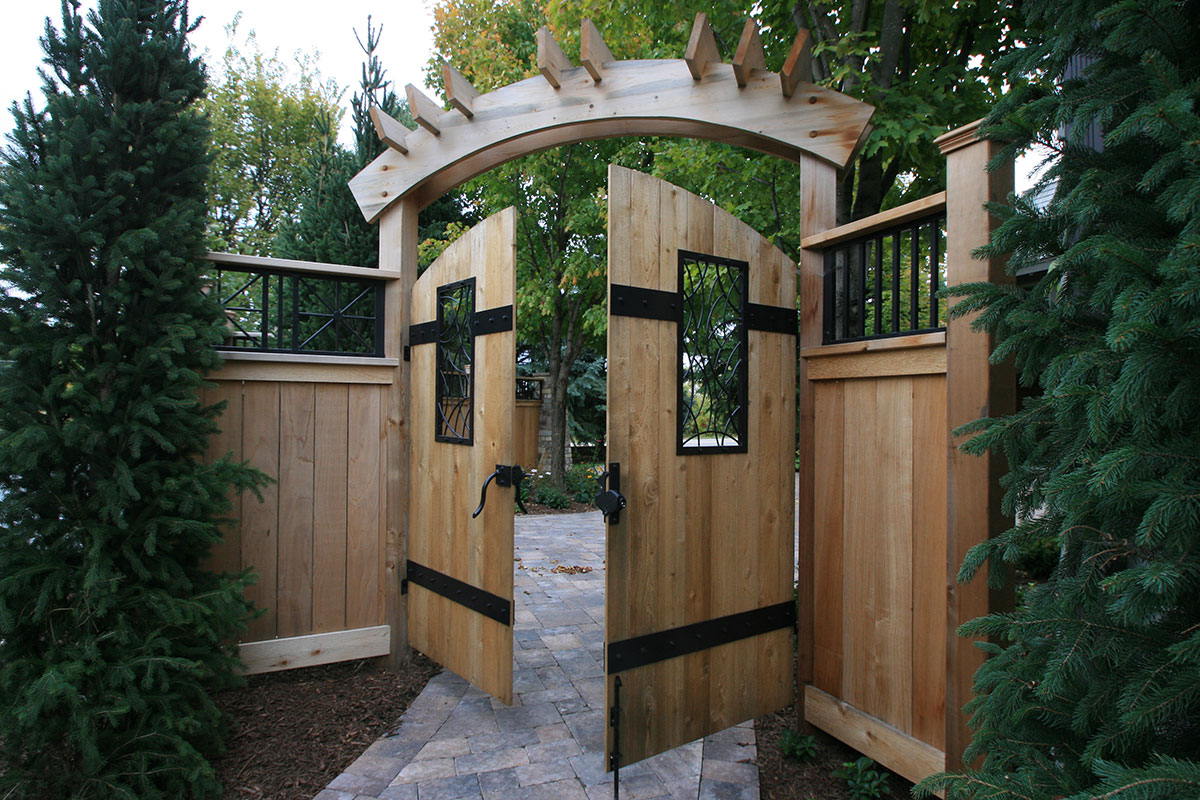 Custom-cedar-fence-and-gates-with-metal-window-detail-in-wayzata-mn