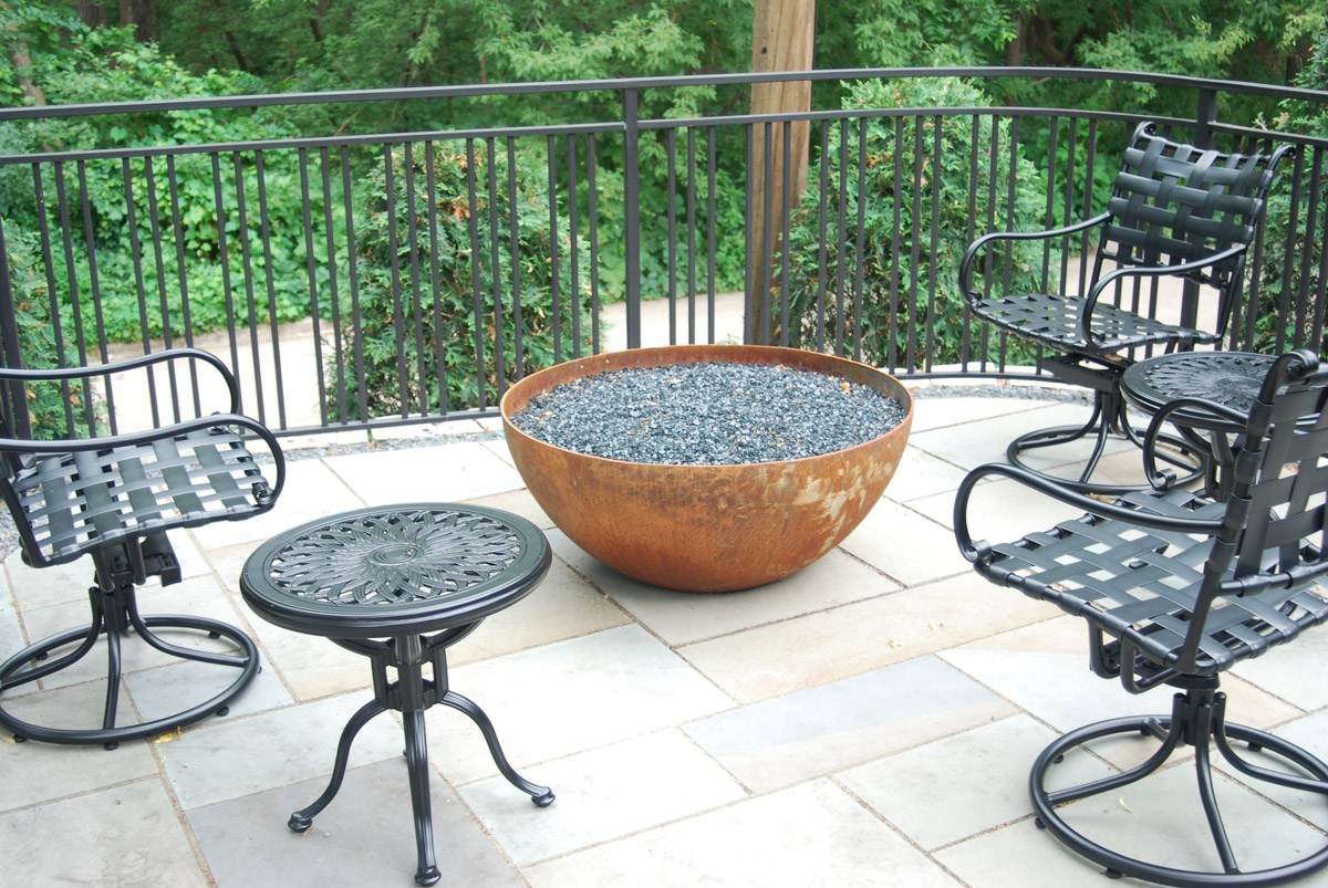 Metal-free-standing-gas-fire-pit